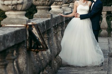 Düğün çifti sarılma