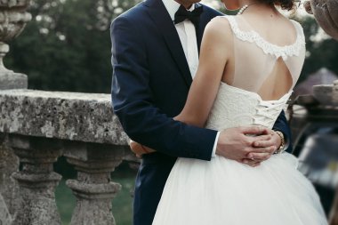 Gelin ve damat yavaşça sarılma