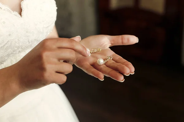 Sposa con orecchini di perle — Foto Stock
