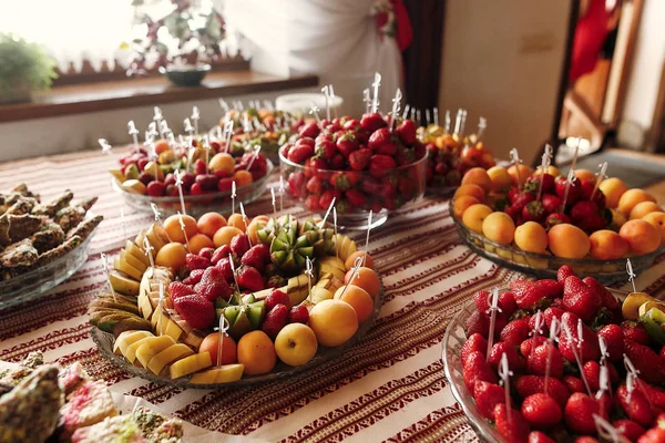 Deliciosa mesa de frutas —  Fotos de Stock