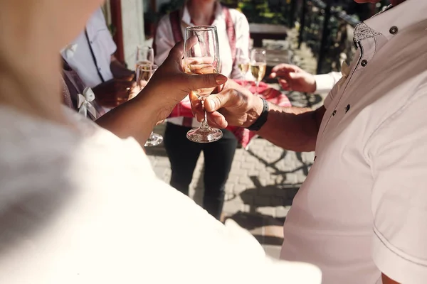 Люди держат бокалы для шампанского — стоковое фото