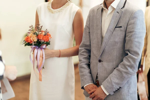 Невеста с женихом при регистрации свадьбы — стоковое фото