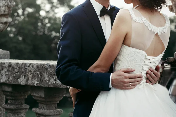 Bruden och brudgummen försiktigt kramar — Stockfoto