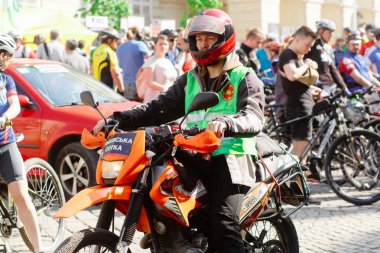 acımasız adam şık motorlu bisiklet üzerinde