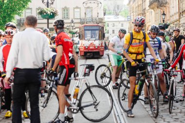 tramvay geçirmek bekleyen sporcular