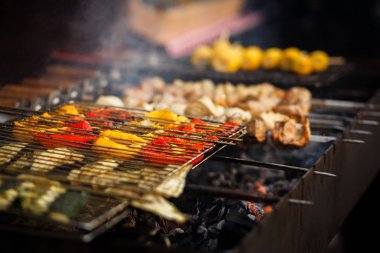 sebze ve üzerinde ızgara et ızgara açın