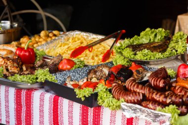 sosis ve barbekü sebze