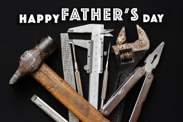 Glücklicher Vatertagstext mit Werkzeugen — Stockfoto
