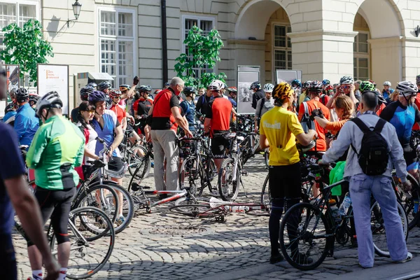 Participants et athlètes à vélo — Photo