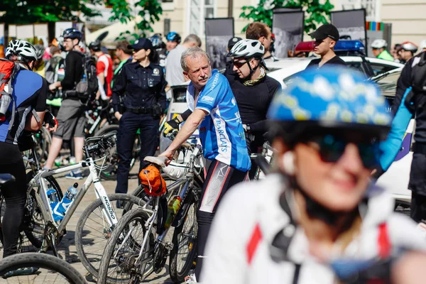 Participants et athlètes à vélo — Photo