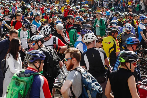 Participants et athlètes à vélo — Photo