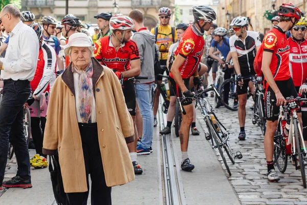 Athlètes et vieille dame en manteau — Photo