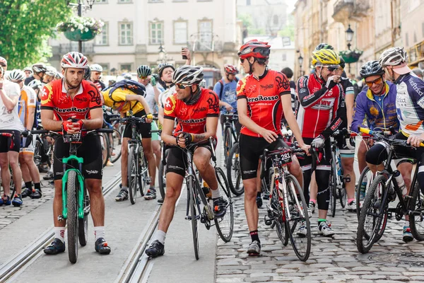 Atletas em forma vermelha em bicicletas — Fotografia de Stock