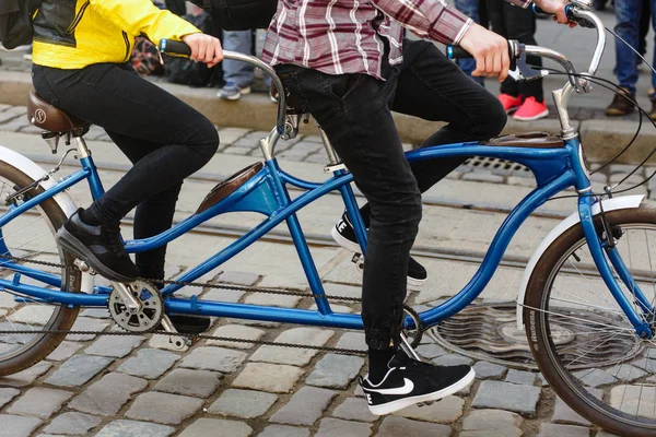 Casal andar de bicicleta tandem juntos — Fotografia de Stock