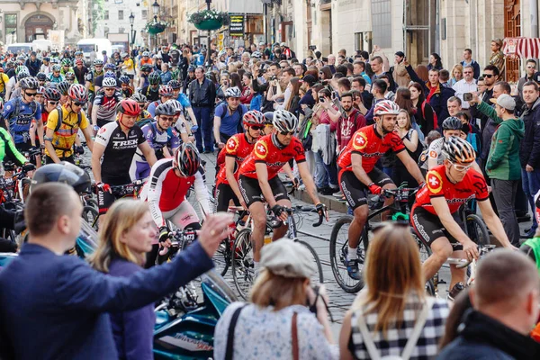 Чоловіки в червоні форми, їзда на велосипеді — стокове фото