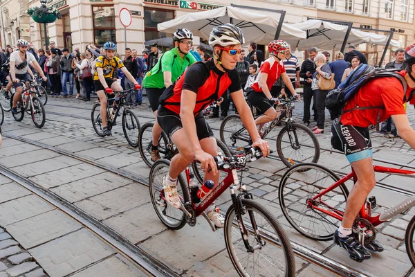 Participantes e atletas andando de bicicleta — Fotografia de Stock