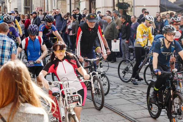 Participants et athlètes à vélo — Photo