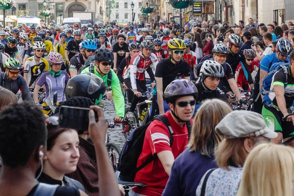 Hommes de course sur les vélos — Photo