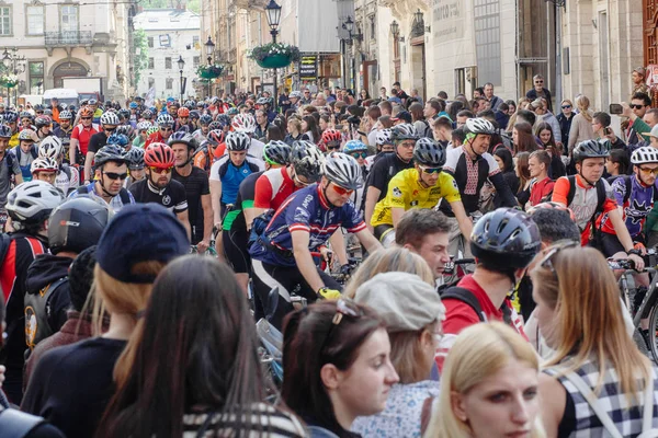 Participants et athlètes à vélo — Photo