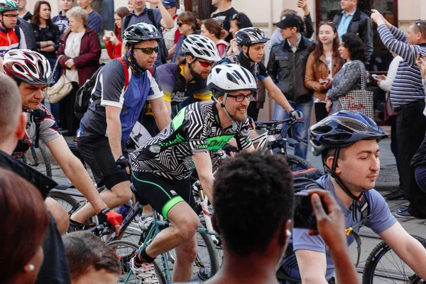 Participantes andando de bicicleta — Fotografia de Stock