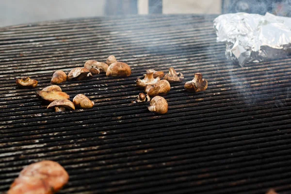 Côtes de viande champignons de bœuf grillades sur gril ouvert, cuisine extérieure — Photo