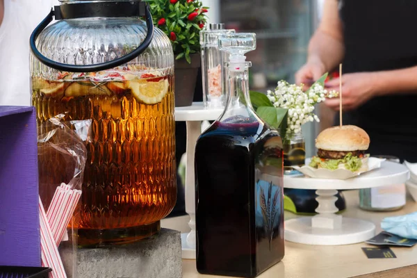 Köstliche Limonade im großen Glas — Stockfoto