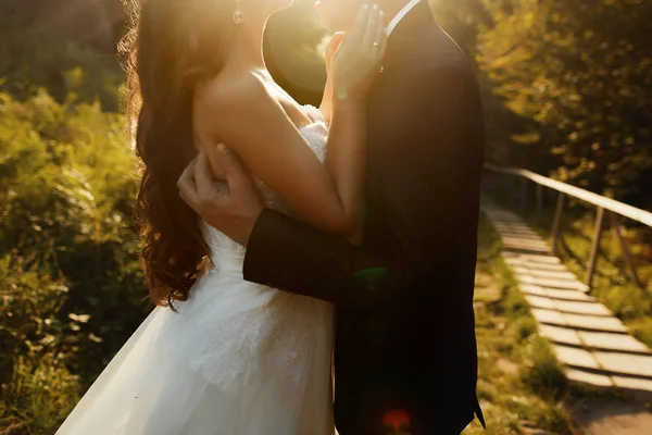Счастливая стильная невеста и жених — стоковое фото