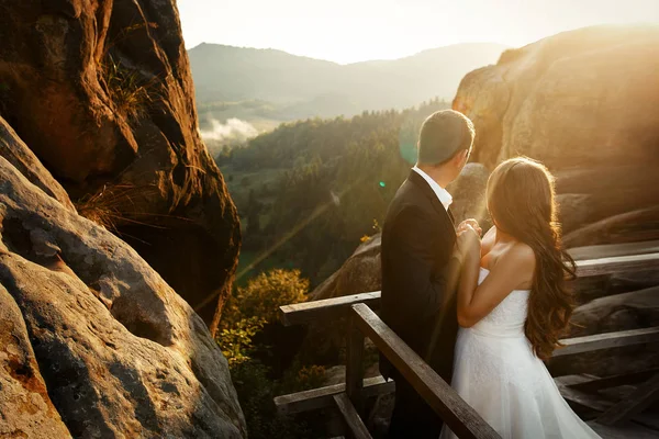 Casal abraçando a luz do sol — Fotografia de Stock