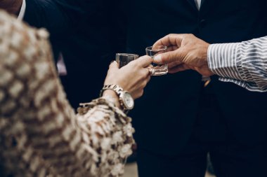 insanlar düğün töreninde kızartma