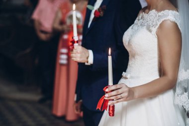 Gelin ve damat mum tutan