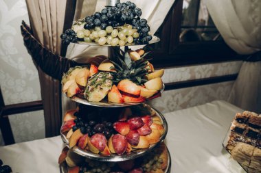 Düğün masada meyve