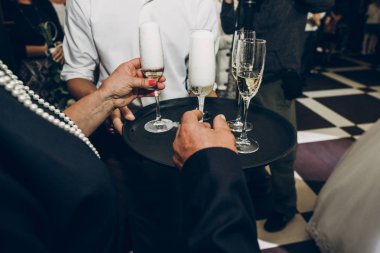 insanlar düğün töreninde kızartma