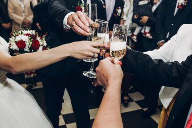 Düğünde toasting insanlar