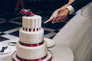 Gelin ve damat pasta kesiyor.