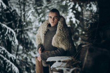 güçlü yakışıklı viking savaşçısı 