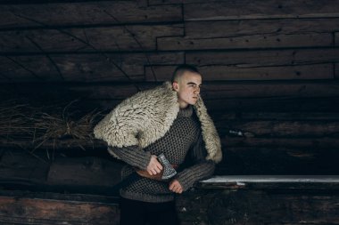 güçlü yakışıklı viking savaşçısı 