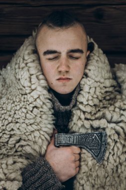 yakışıklı viking savaşçısı portresi 
