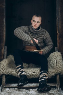 Viking savaşçısı bileme kılıç