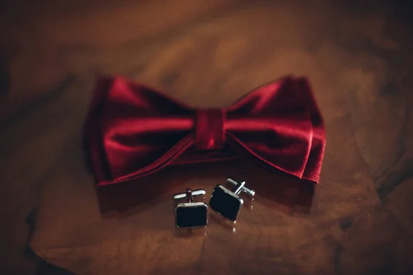 红色的蝴蝶结和袖扣 — 图库照片