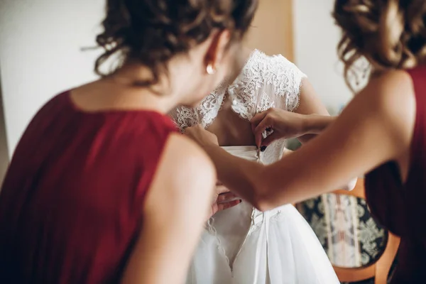 Damas de honor ayudar a la novia —  Fotos de Stock