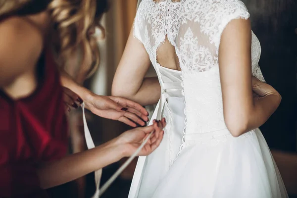 Brautjungfern helfen Braut — Stockfoto