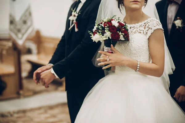 Sposa e sposo tenendo bouquet — Foto Stock