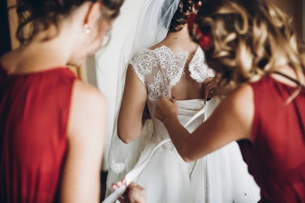 Damas de honor ayudar a la novia —  Fotos de Stock