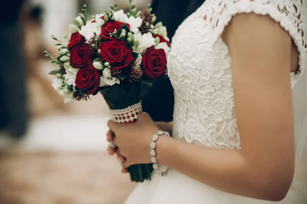 Sposa e sposo tenendo bouquet — Foto Stock