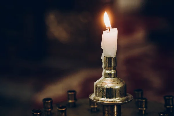 Vela encendida en el altar —  Fotos de Stock