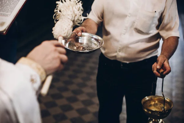 Priest blessing wedding rings — Stock Photo, Image