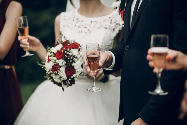 Novia y el novio tostadas con champán — Foto de Stock