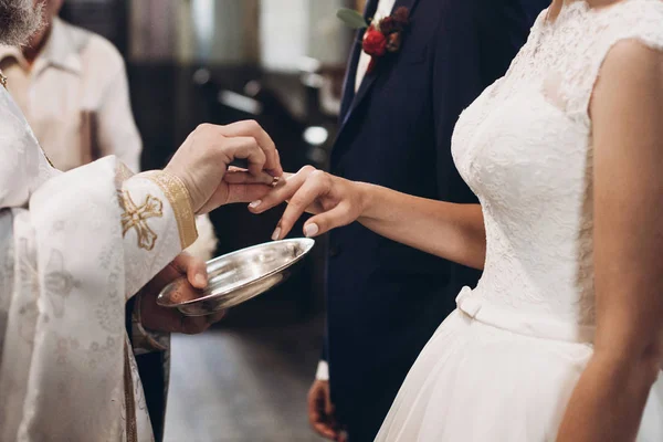 Sacerdote poniéndose anillos de oro — Foto de Stock