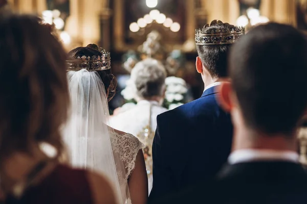 Brud och brudgum i kyrkan — Stockfoto