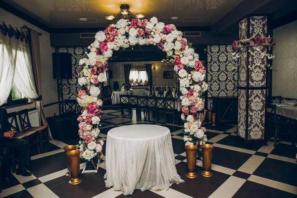 Arco decorado elegante com rosas — Fotografia de Stock